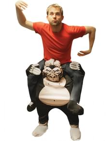 Costume in spalle facendo la scimmia sulle spalle di un gorilla